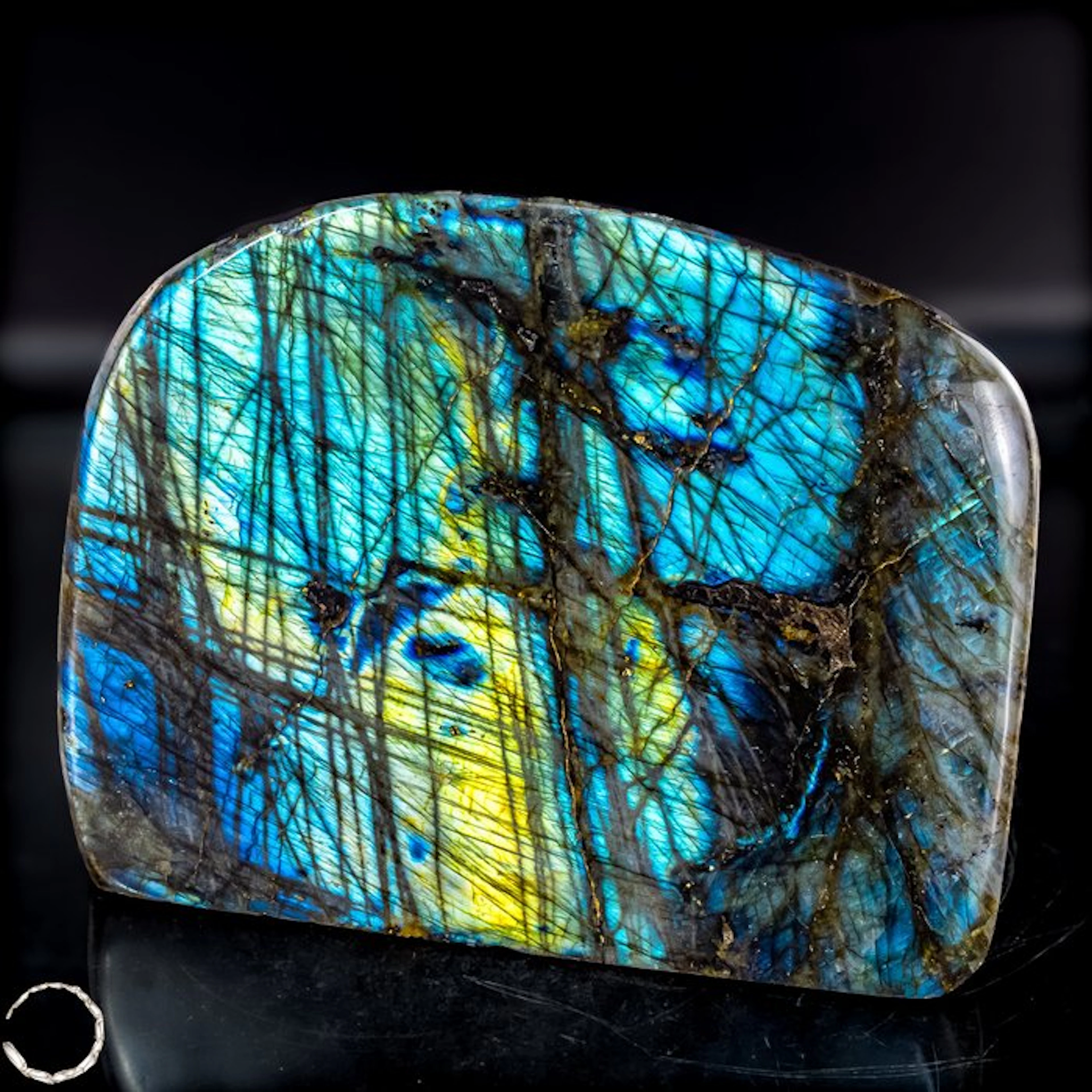 Natural labradorite from Madagascar – Nature's shimmering...