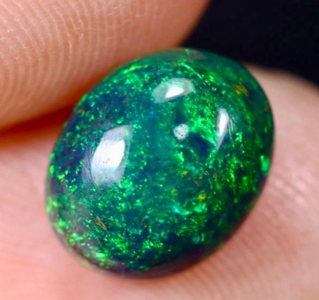 Opal Cabochon - Height: 10 mm - Width: 8 mm- 0.35 g - (1)