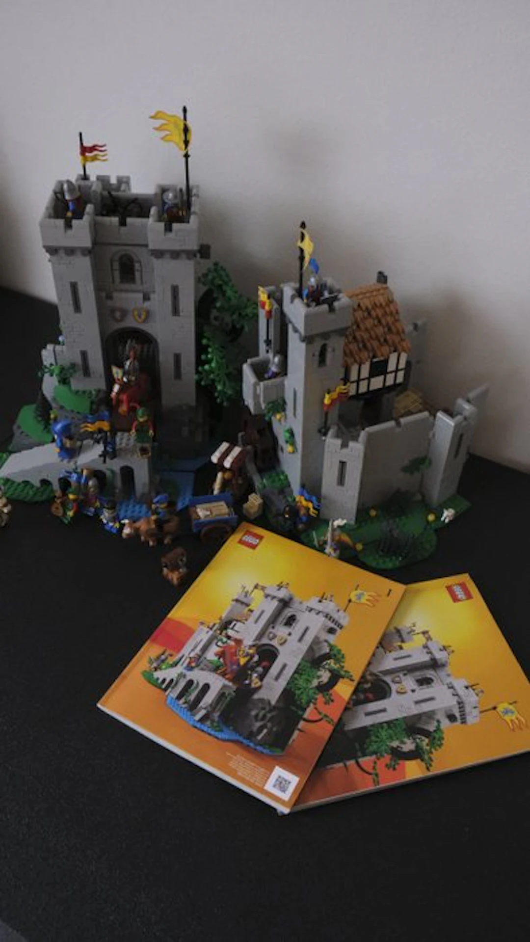 LEGO Set - 10305 - Icons - Lion Knights - Used - With...