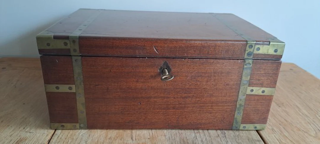 Writing table - Mahogany/Copper. - Officers' campaign pamphlet.