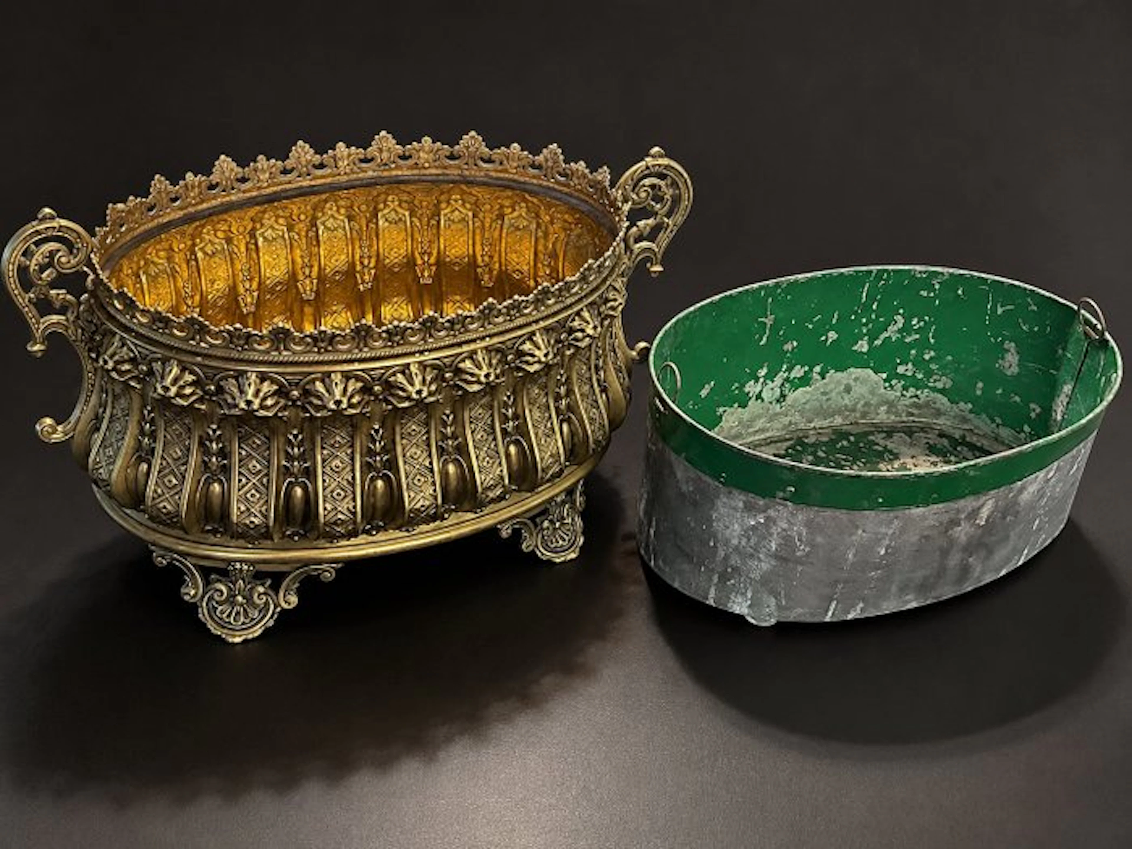 Jardinière - Repoussé brass, late 19th century - Large jardinière