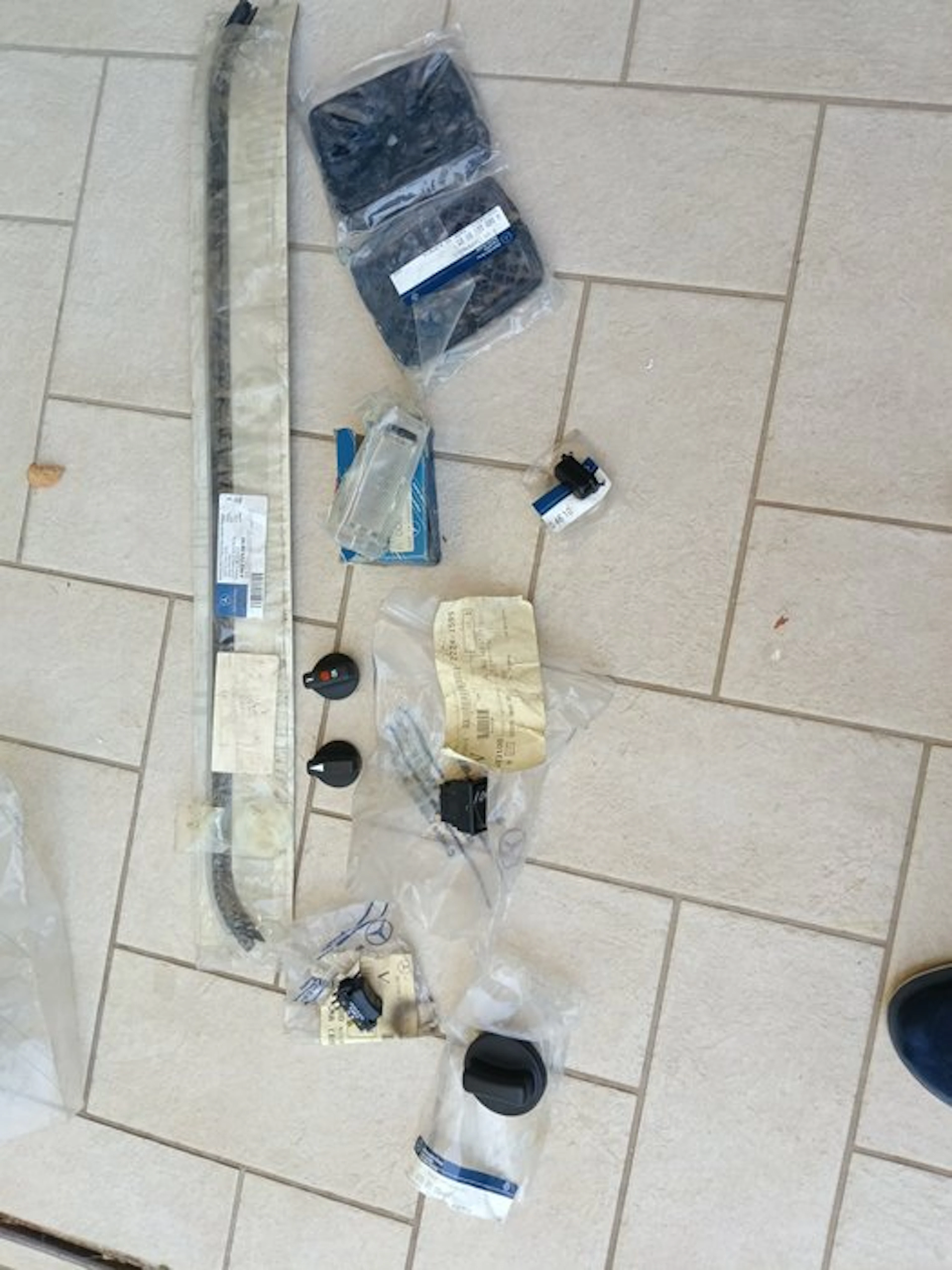 Car part (9) - Mercedes-Benz - Ricambi per Mercedes Benz...