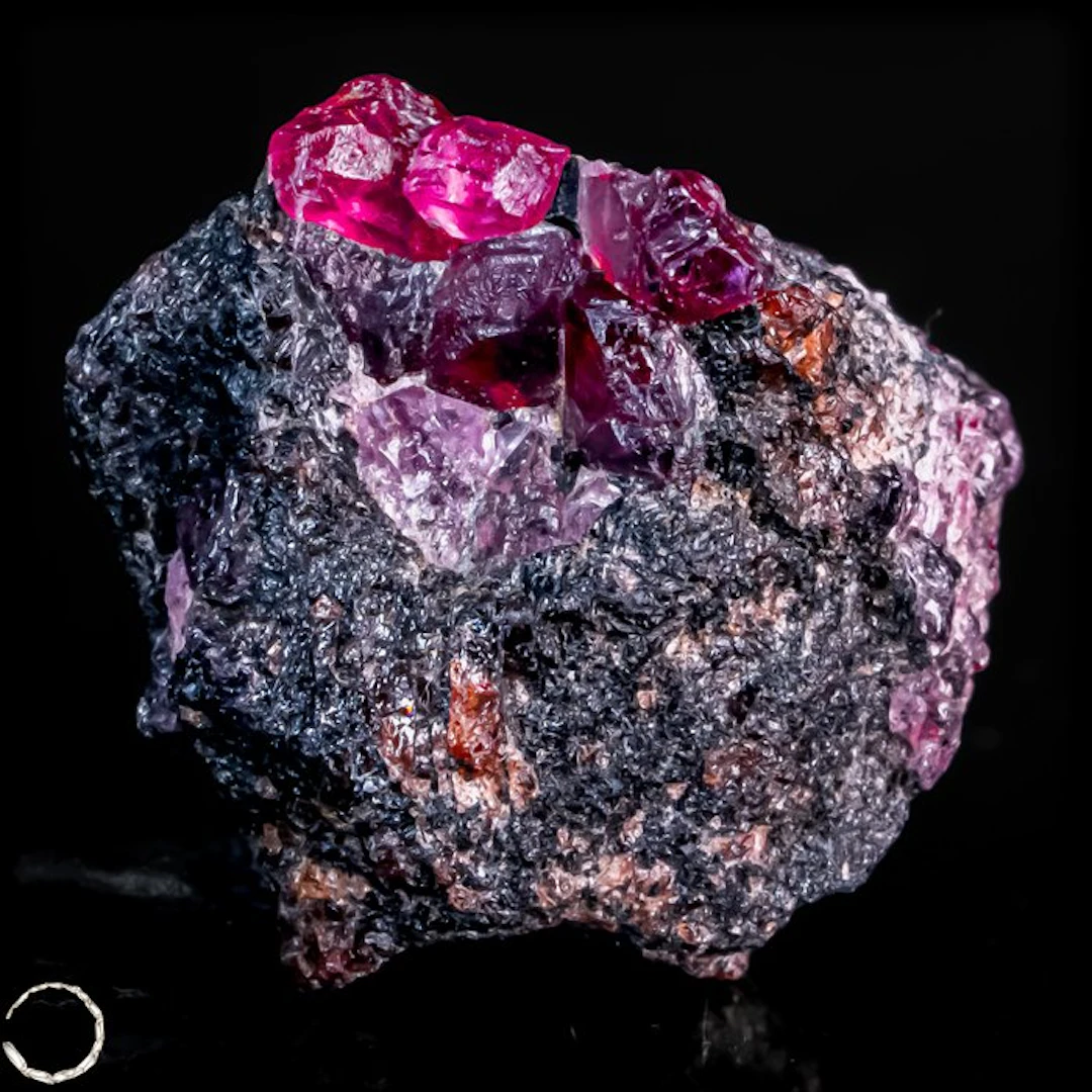 Padparadscha sapphire crystals – A fascinating play of...