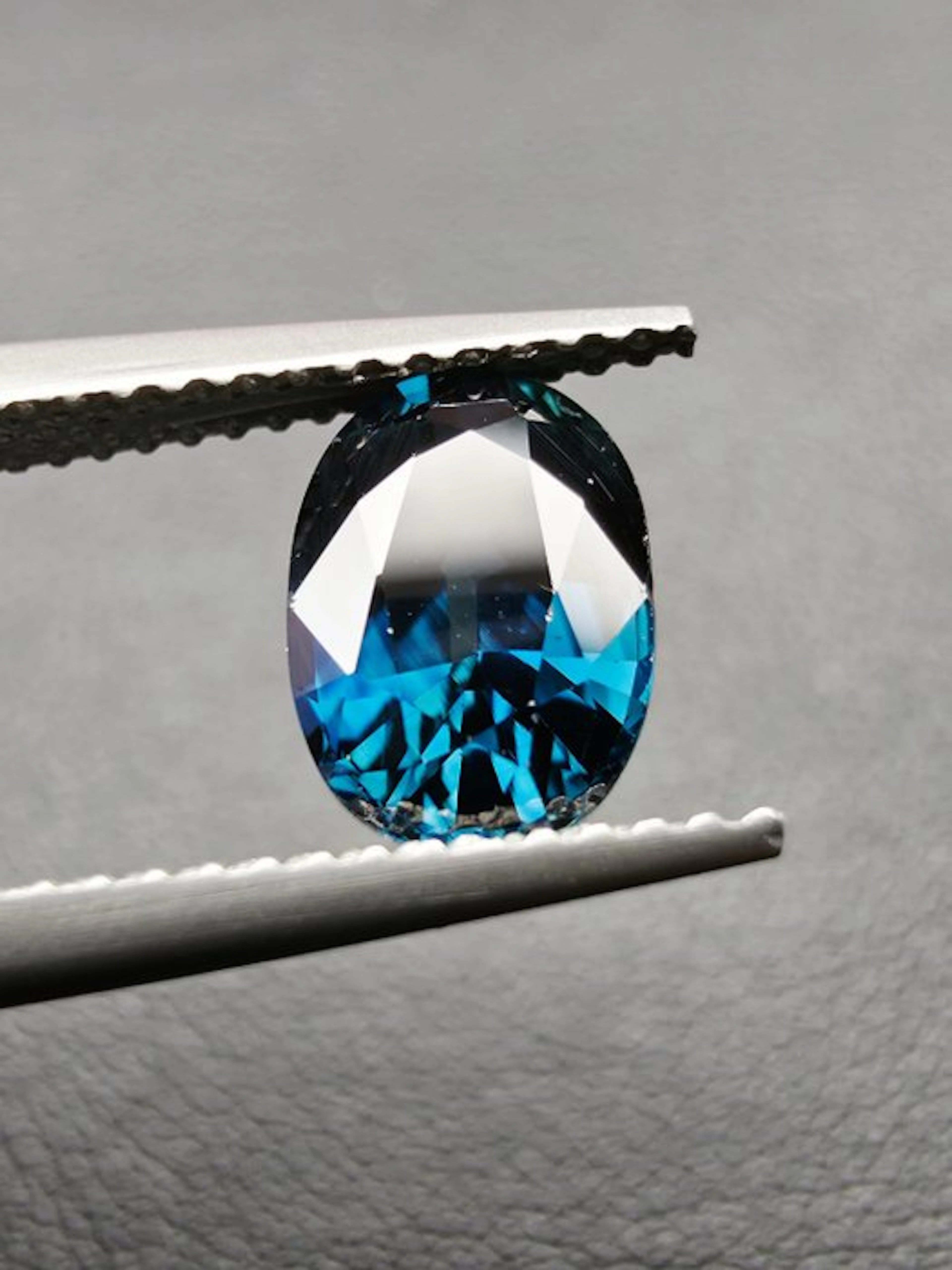 Blue, Green Sapphire - 2.10 ct - Antwerp Laboratory for Gemstone Testing (ALGT)