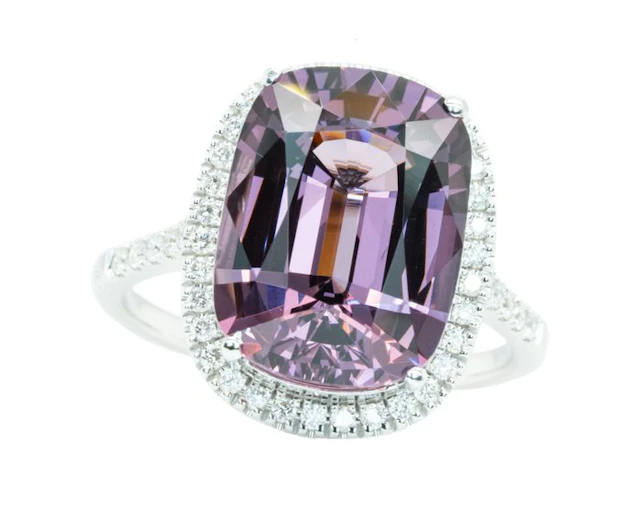 Ring - 14 kt. White gold, Deep Purple - 8.17ct. tw. Spinel - Diamond - 0.31ct