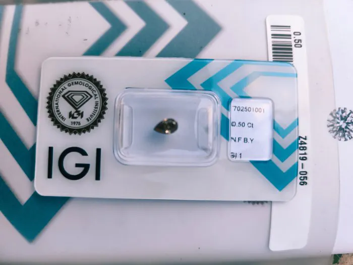 No reserve price - 1 pcs Diamond (Natural coloured)...