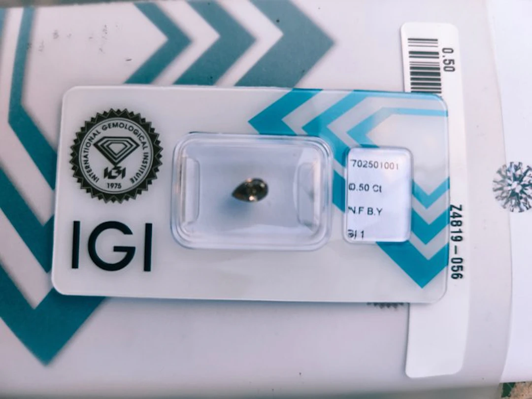 No reserve price - 1 pcs Diamond (Natural coloured)...