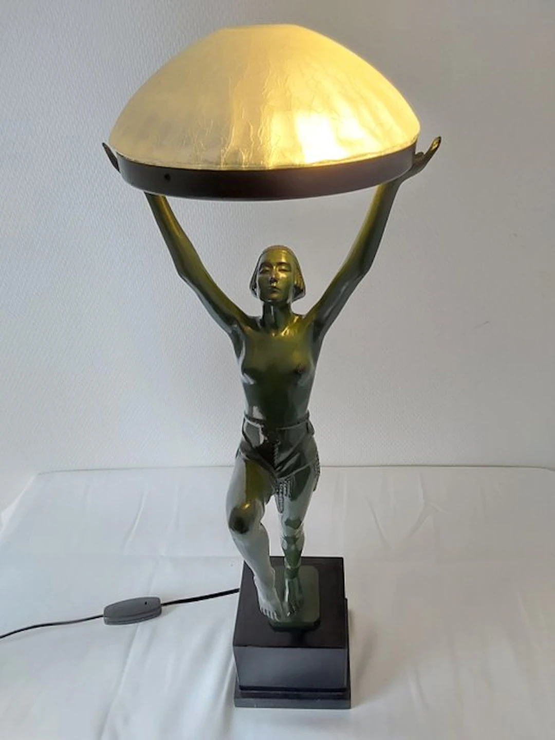 Naar Max Le Verrier "Danseuse à la coupe" - Table lamp...