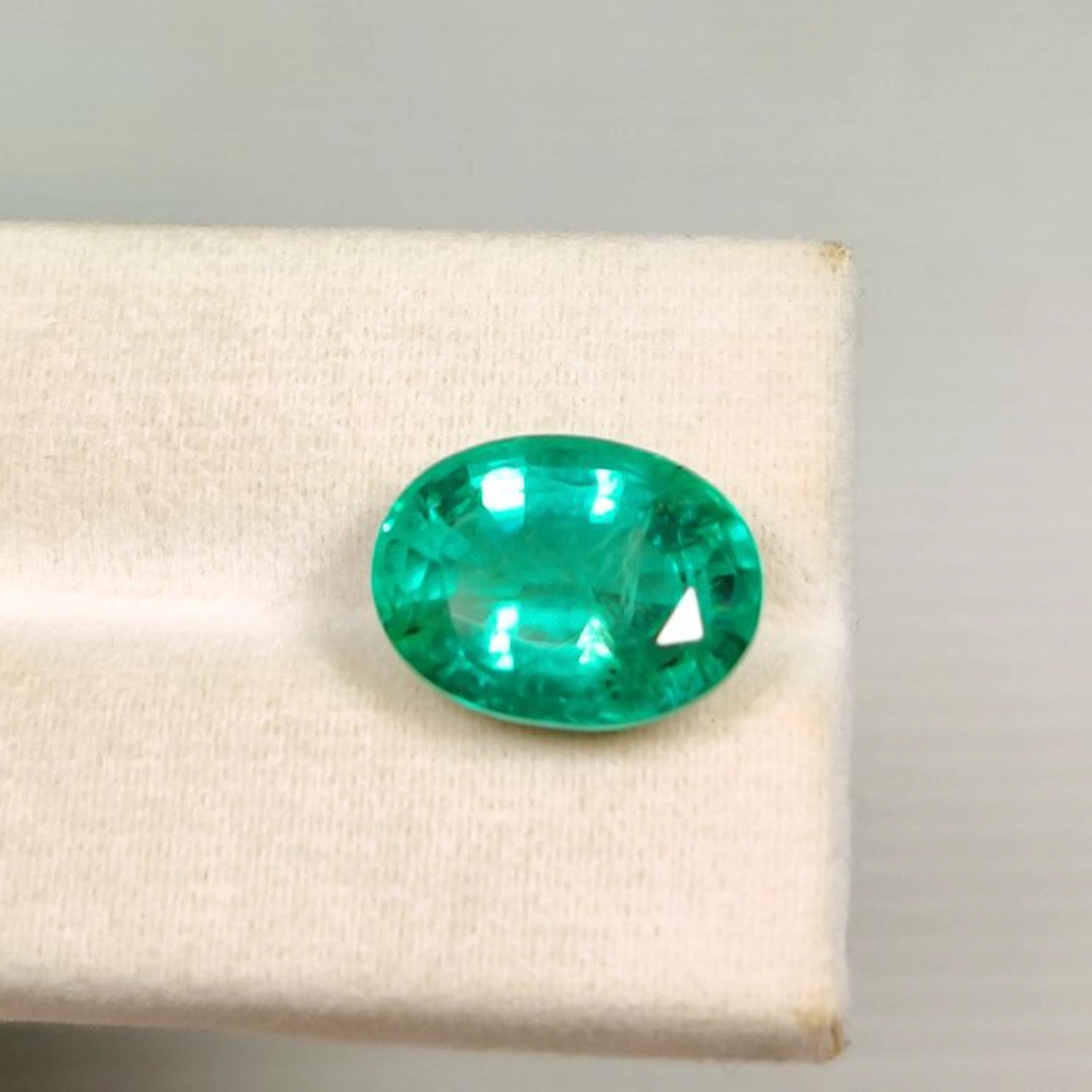 Green Emerald - 8.31 ct - International Gemological Institute (IGI)