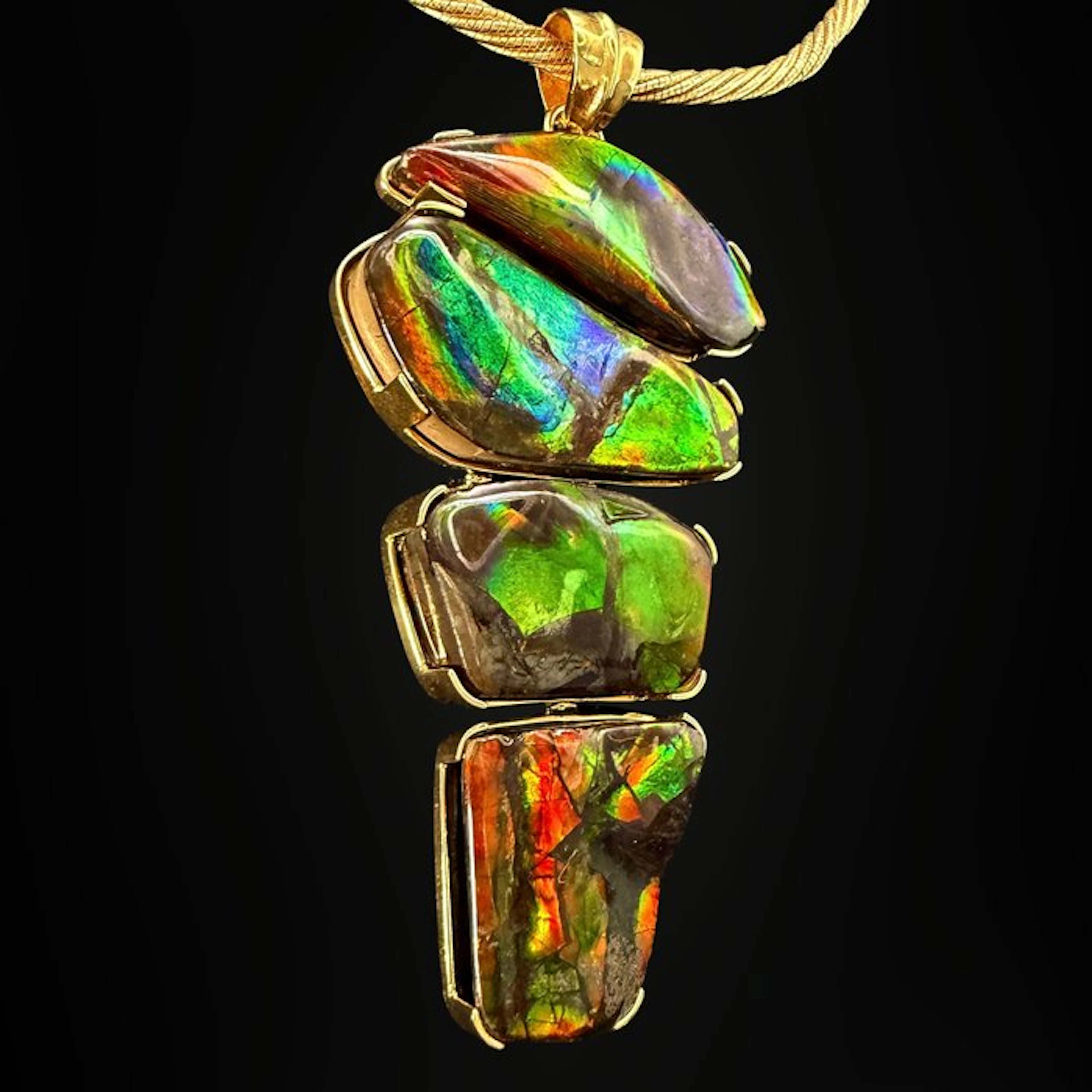 Exceptional Pendant in Ammolite and Gold
