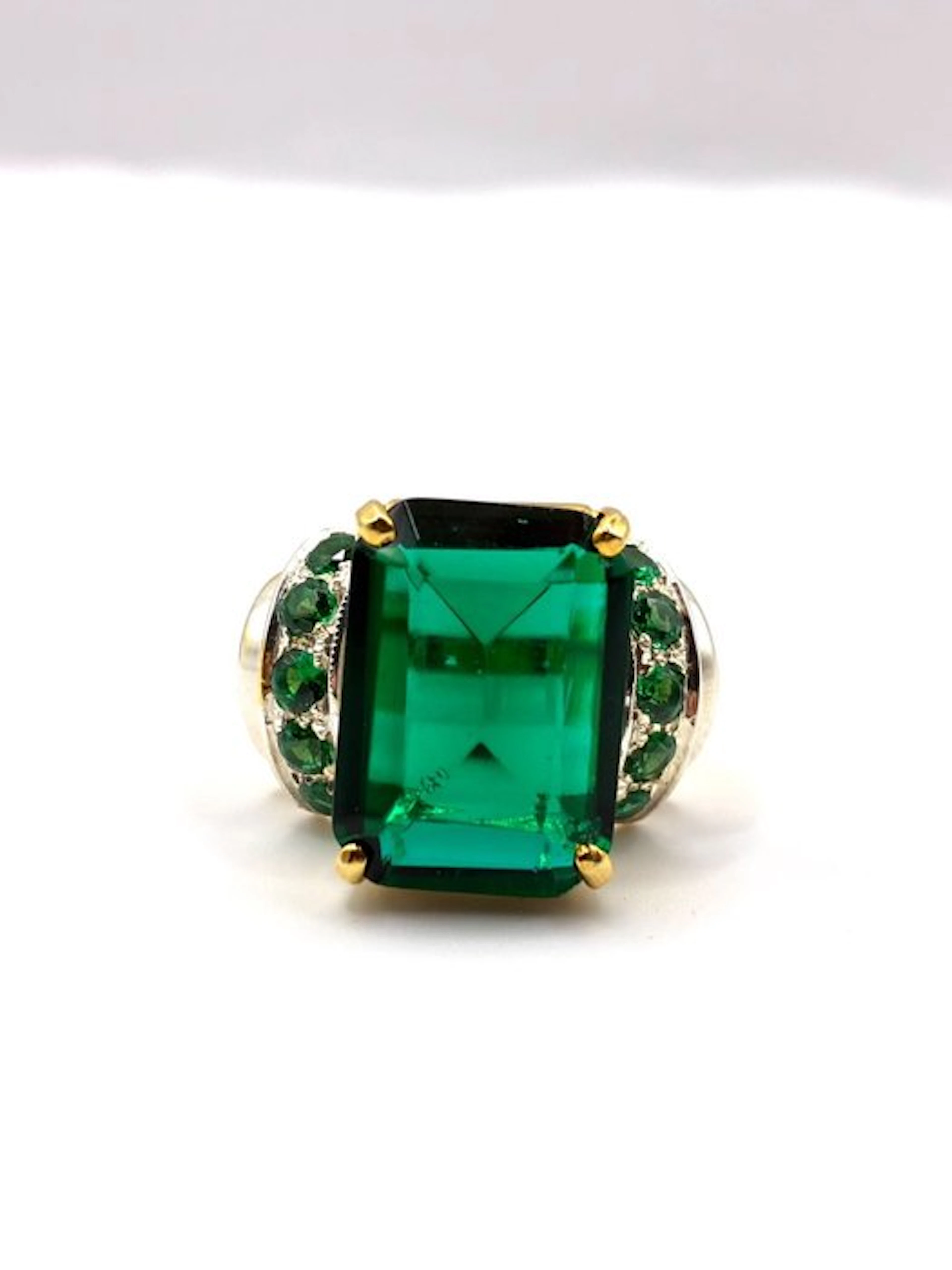 No reserve price - Statement ring - 9 kt. Yellow gold, Silver Emerald - Emerald
