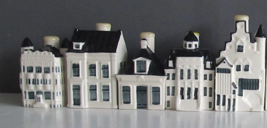 KLM house (5) - nrs. 97-98-99-100-101 -5- Canal houses