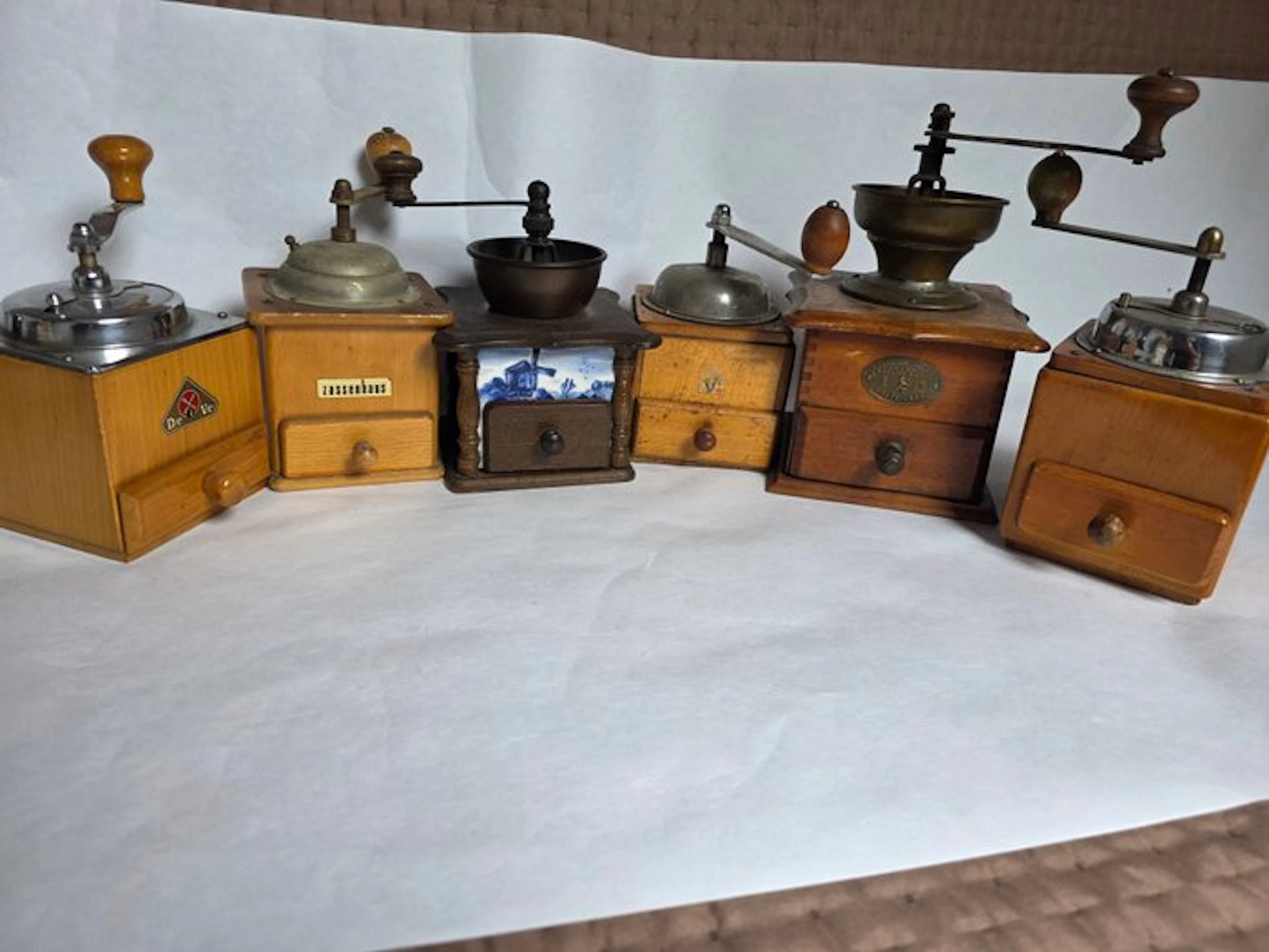 Coffee grinder (6) - Wood, Brass, Metal, Porcelain - Set of 6 working machines