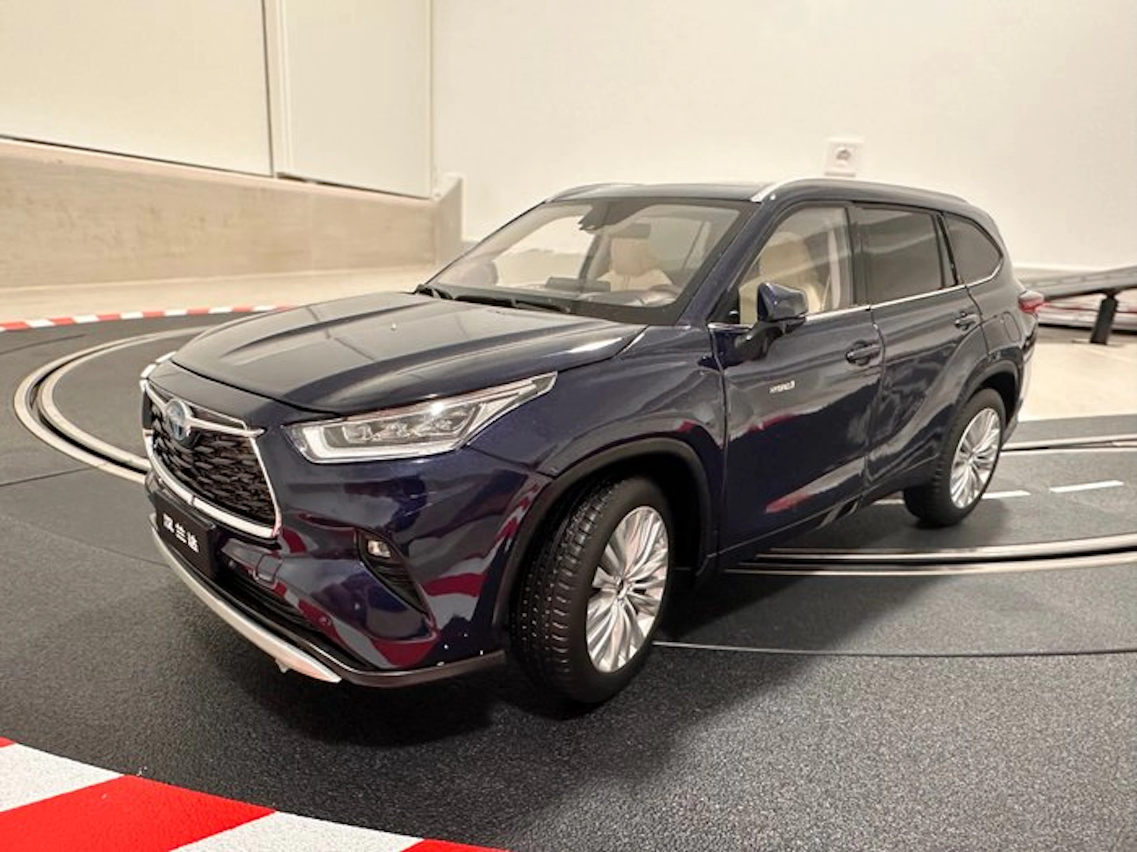 sums 1:18 - Model car - Toyota Highlander