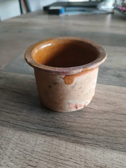 Kiln - Earthenware - 17th-century salve-paint pot