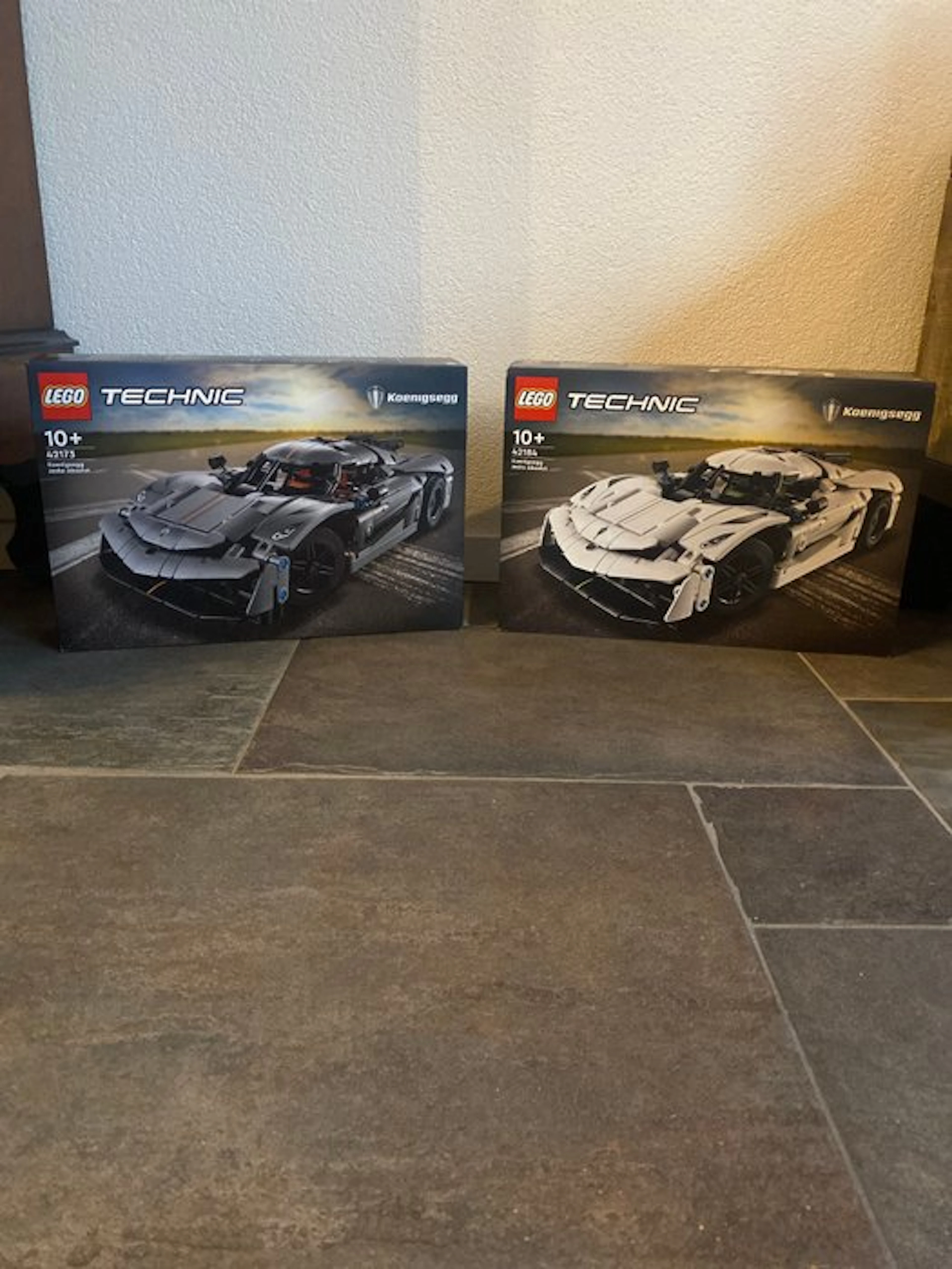 LEGO Set - Technic - Koenigsegg Jesko / Koenigsegg Jesko Absolut