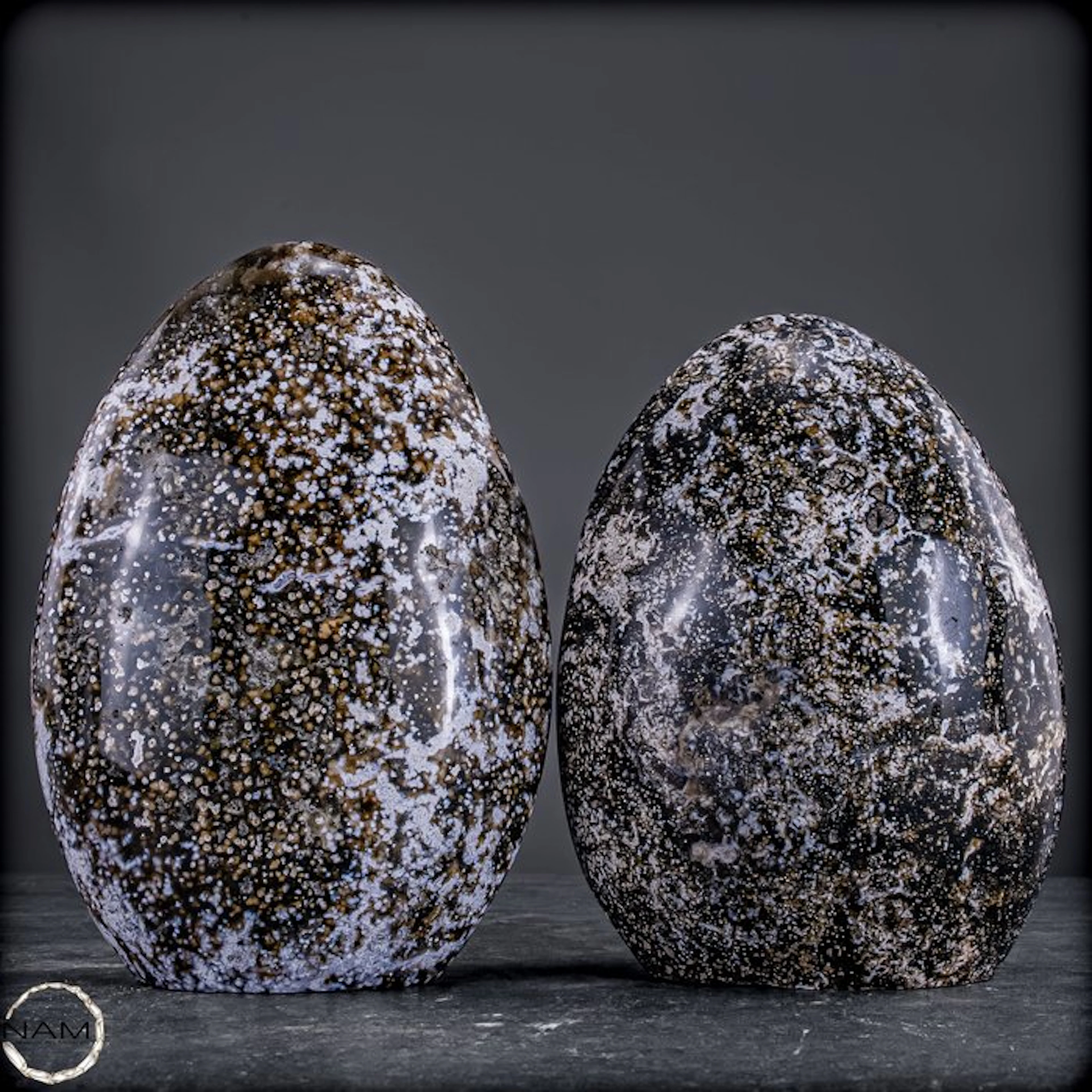 Extraordinary lava-agate freeform set – two large...