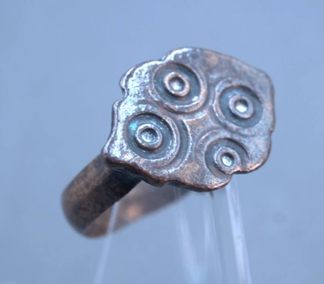 Ancient Roman Bronze Ring with Ring-and-dot motif - 20 mm (No reserve price)