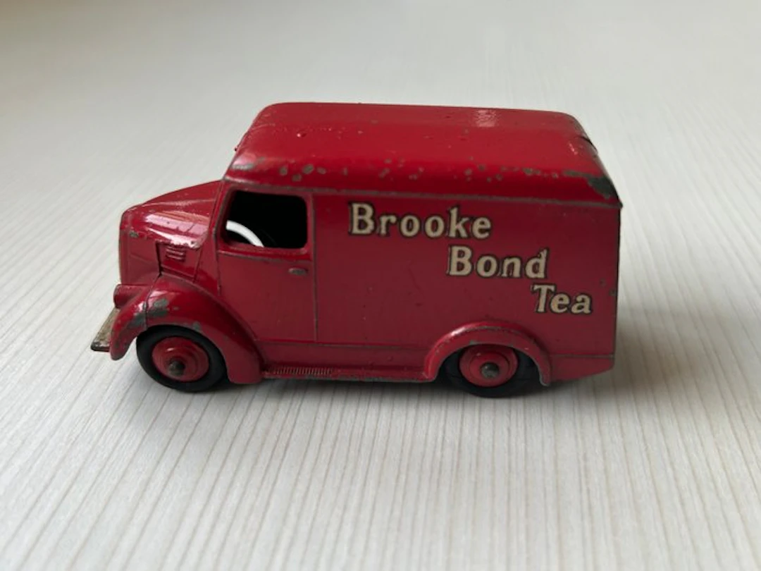 Dinky Toys 1:43 - Model car - No. 455 Trojan Van Brooke Bond Tea