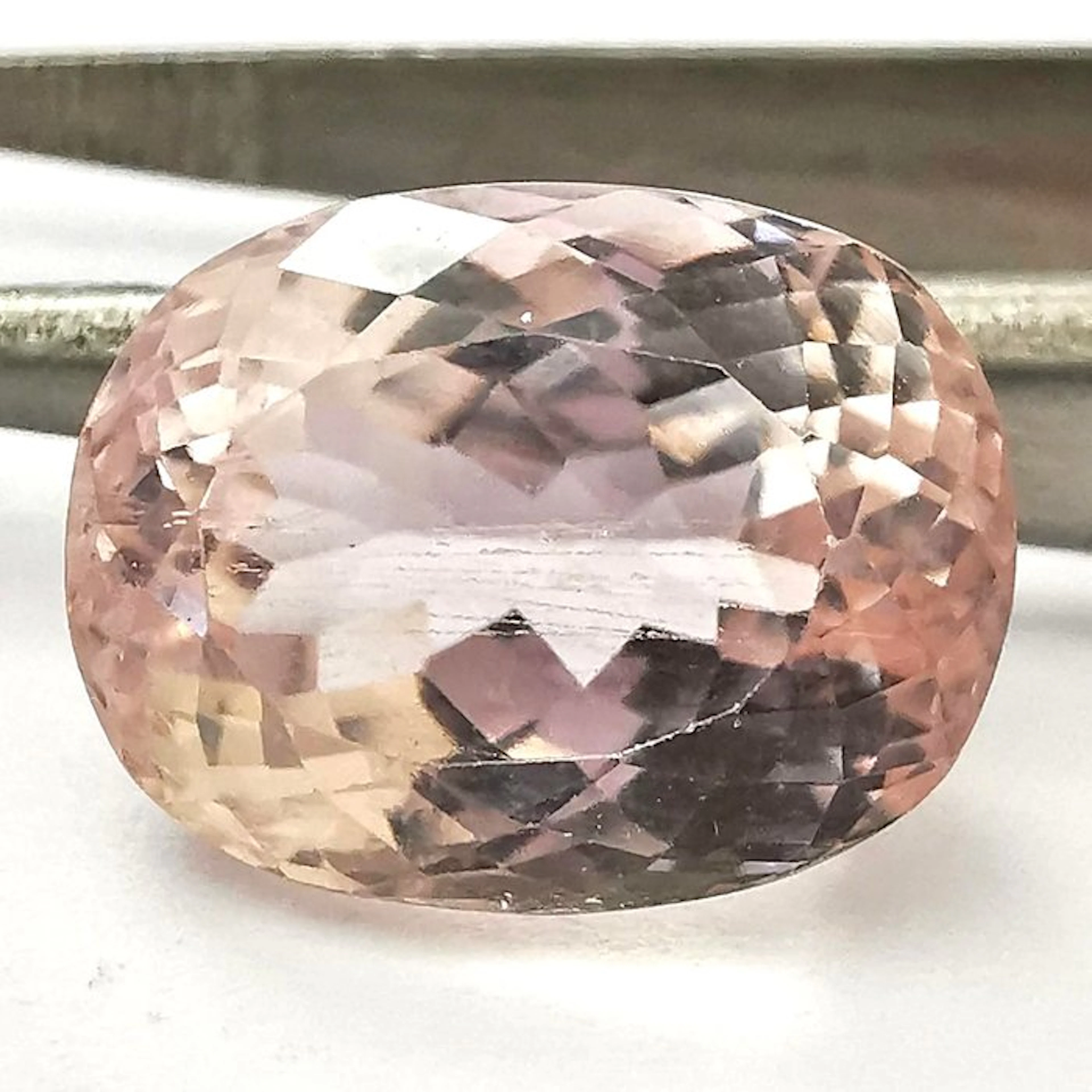 No reserve price Kunzite - 7.86 ct - Antwerp Laboratory...