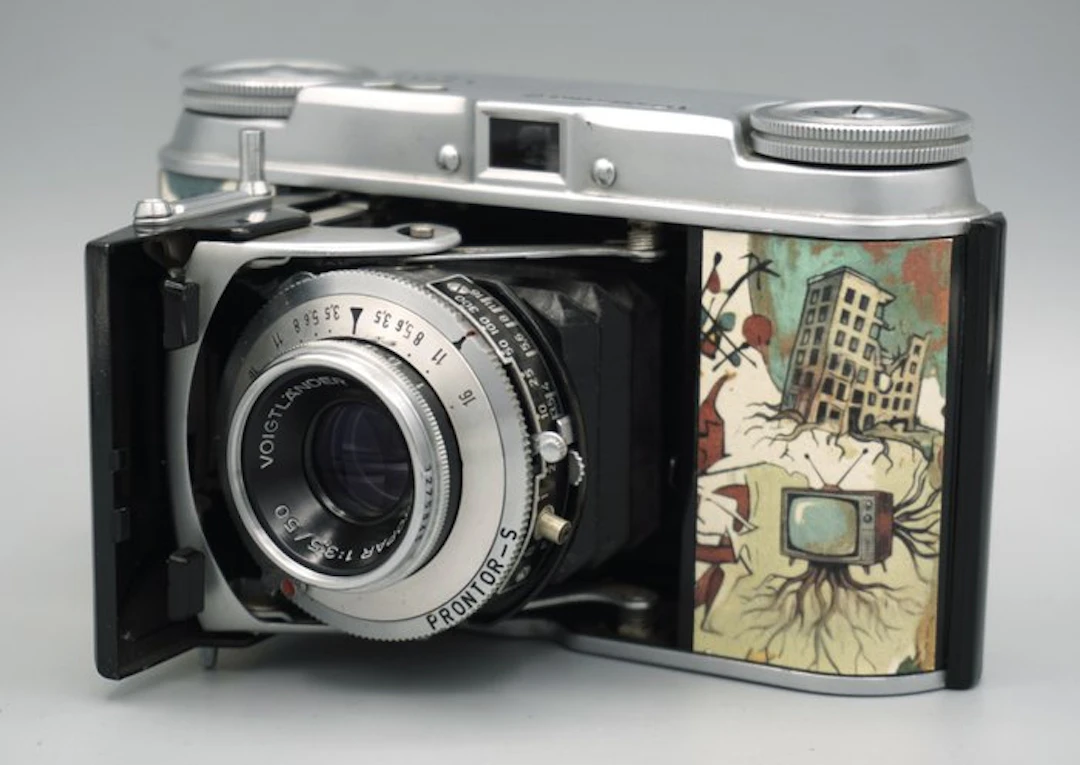 Voigtländer Vito II (anni '50) – "Dada Neu & Fluxus" Edition Analogue camera