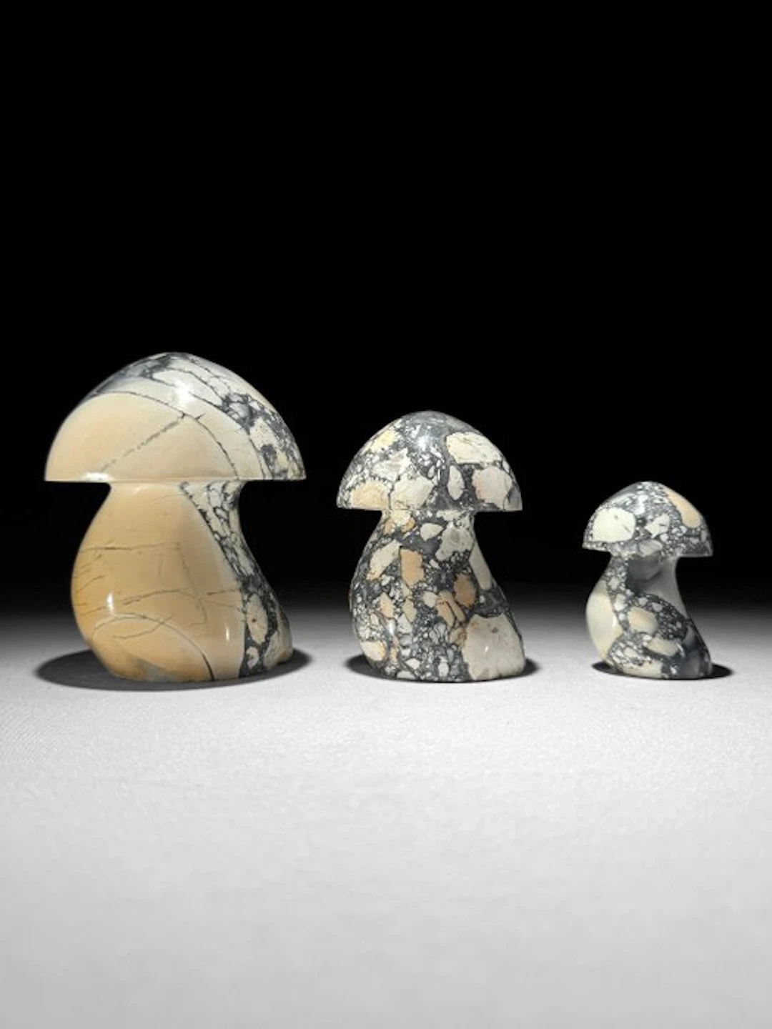 NO RESERVE PRICE - Wonderful set of 3 Maligano Jasper Mushrooms- 1500 g