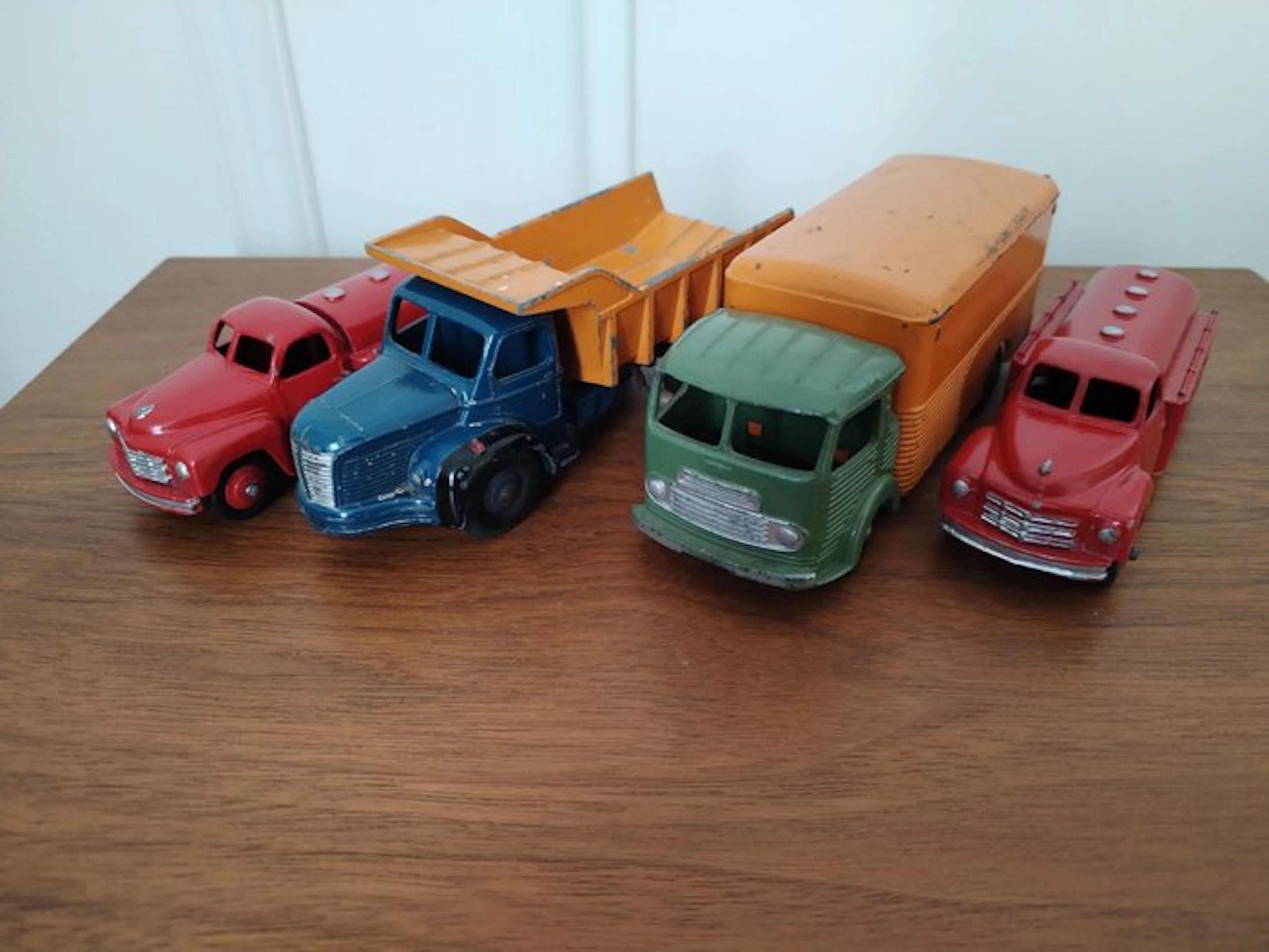 Dinky Toys 1:43 - Model car (4) - Simca Cargo; Berliet; Esso petrol tanker
