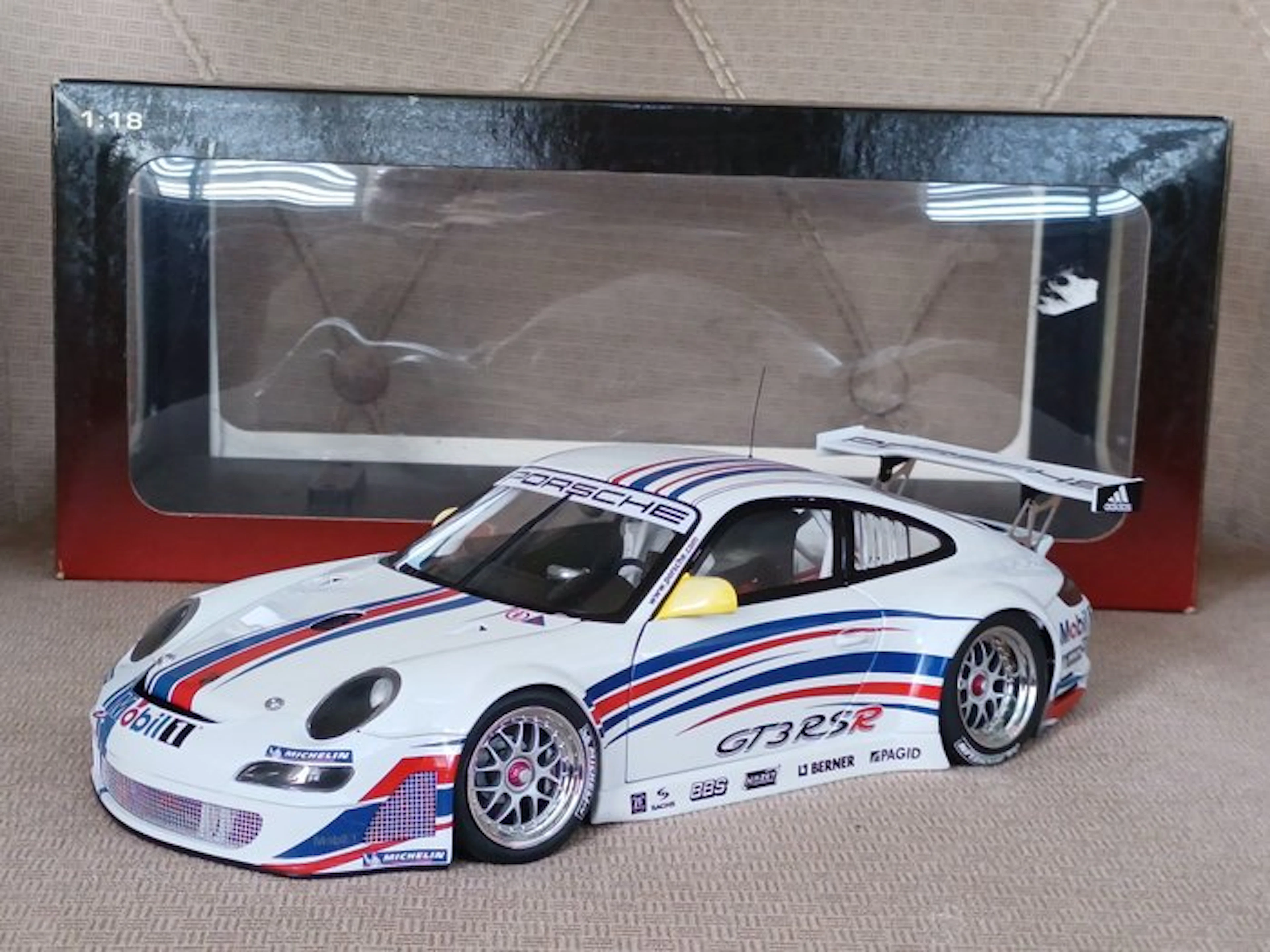 Autoart 1:18 - Model race car - Porsche 911 GT3 RSR (997) Presentation