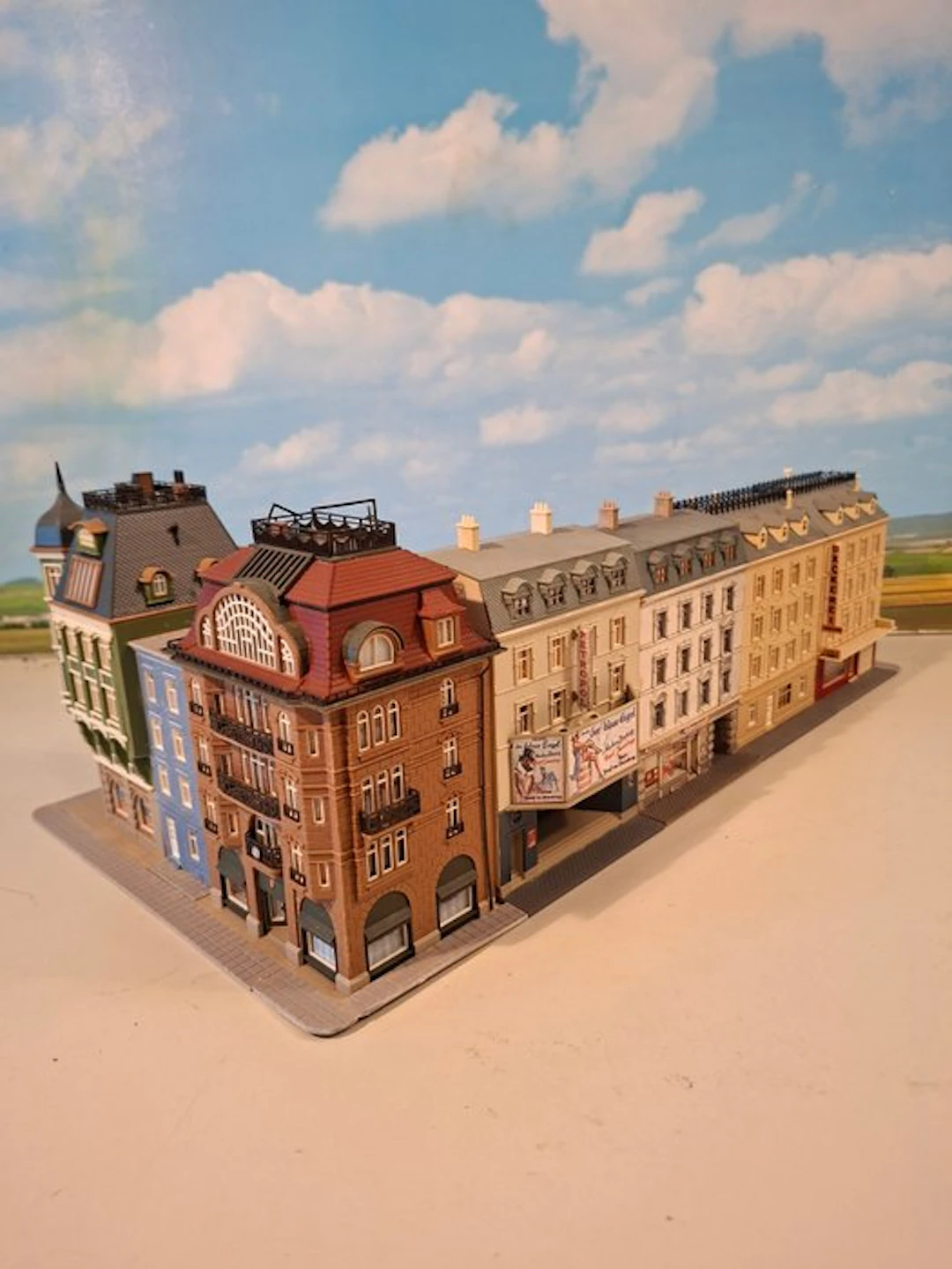 Pola, Vollmer N - Model train buildings (7) - Huizenblok van 9 stadshuizen