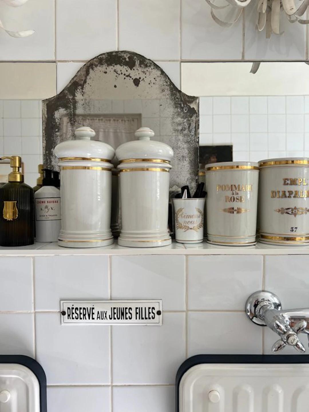 Pharmacy jar (2) - Porcelain - Pair of apothecary pots
