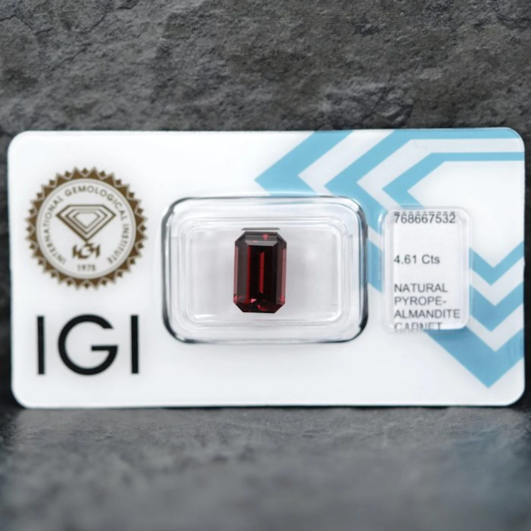 No reserve price - 1 pcs Red Garnet - 4.61 ct...