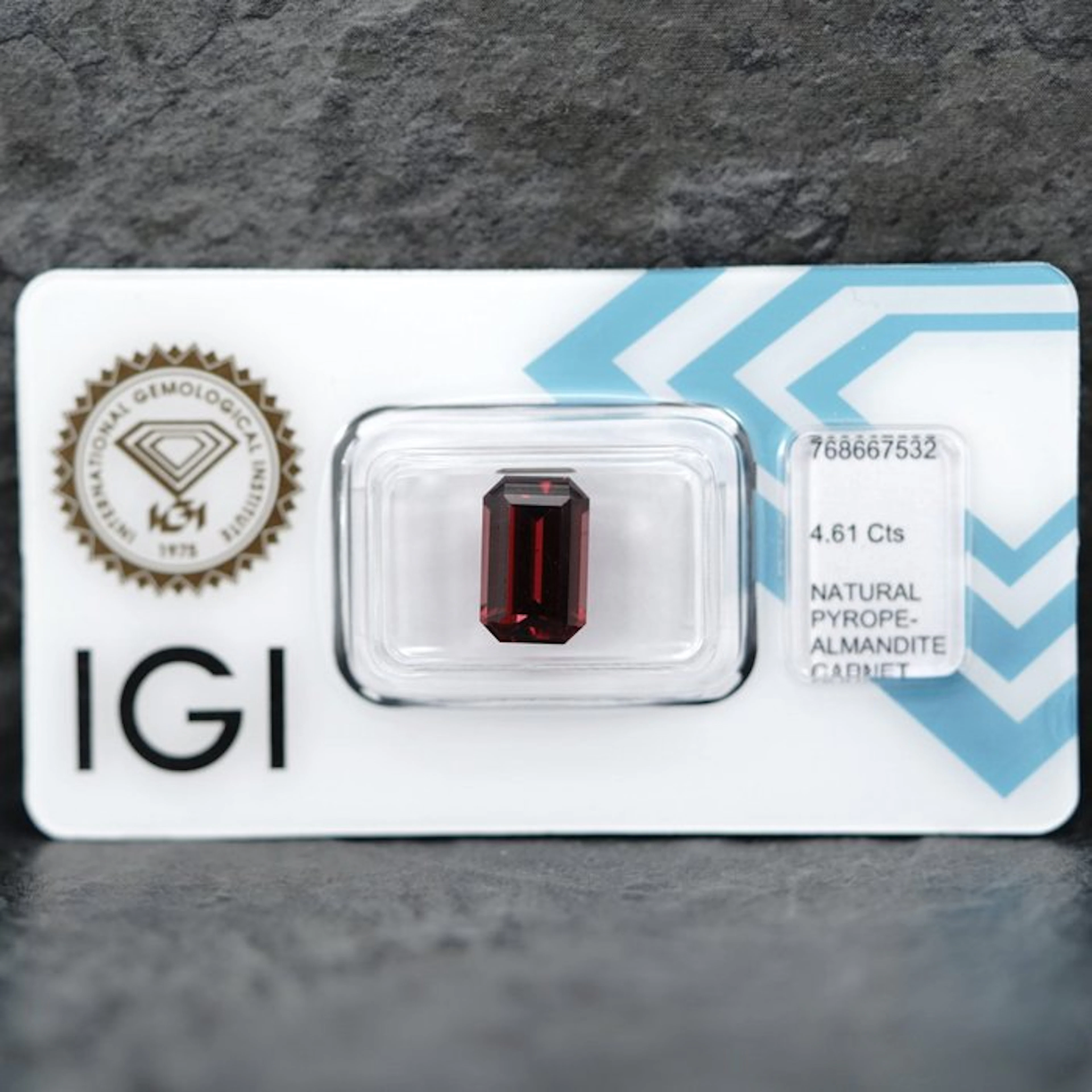 No reserve price - 1 pcs Red Garnet - 4.61 ct...