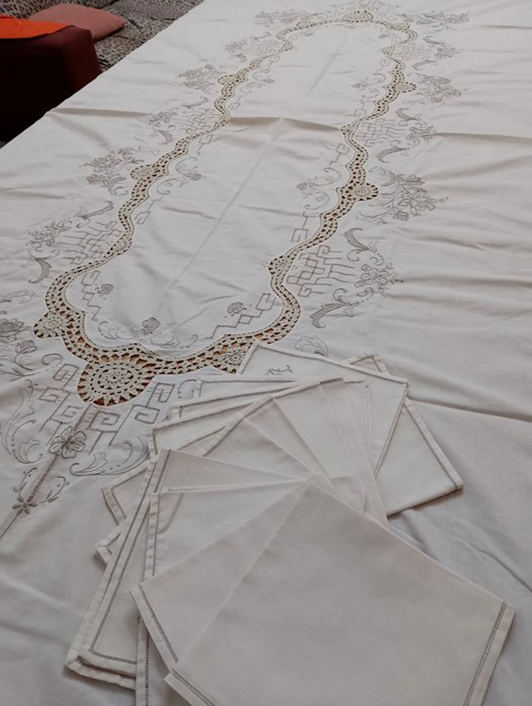 Tablecloth - 240 cm - 160 cm - A densely hand-embroidered...