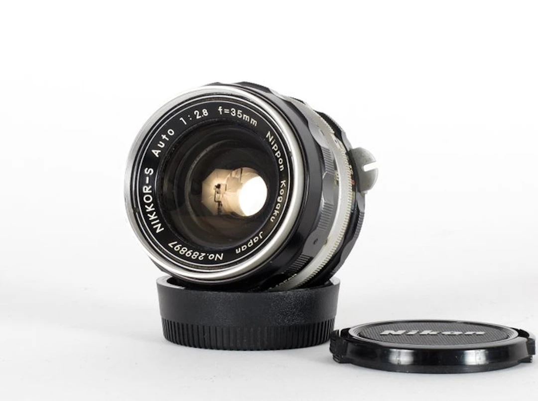 Nikon Nikkor-S Auto 1:2.8 f=35mm No.289897 Non AI. Camera lens