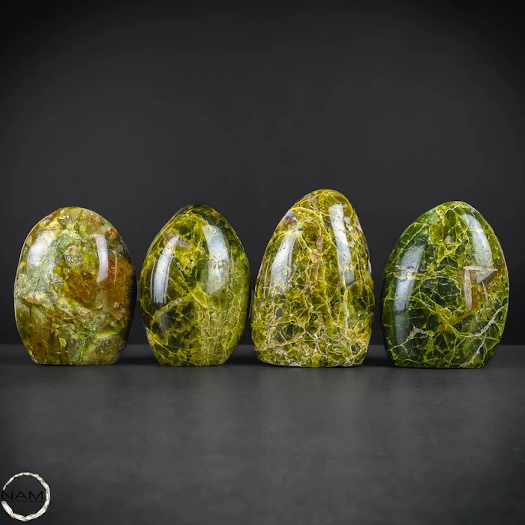 Fascinating green opal freeforms – the intense color play...