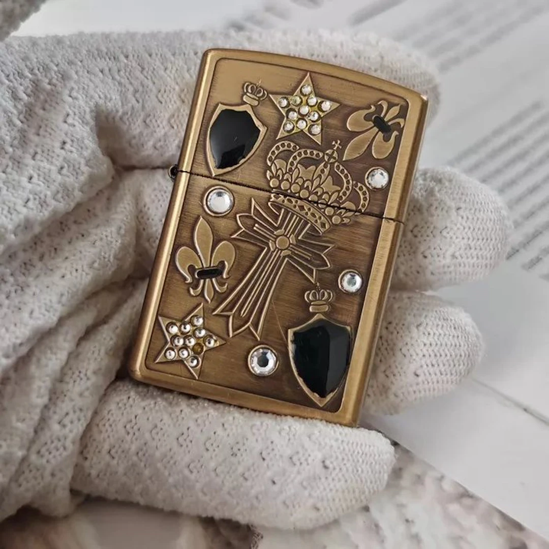 Zippo - Finitura annerita con decorazione in stile...