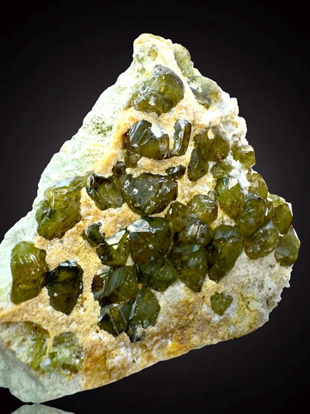Demantoid plate with an intense color of excellent quality