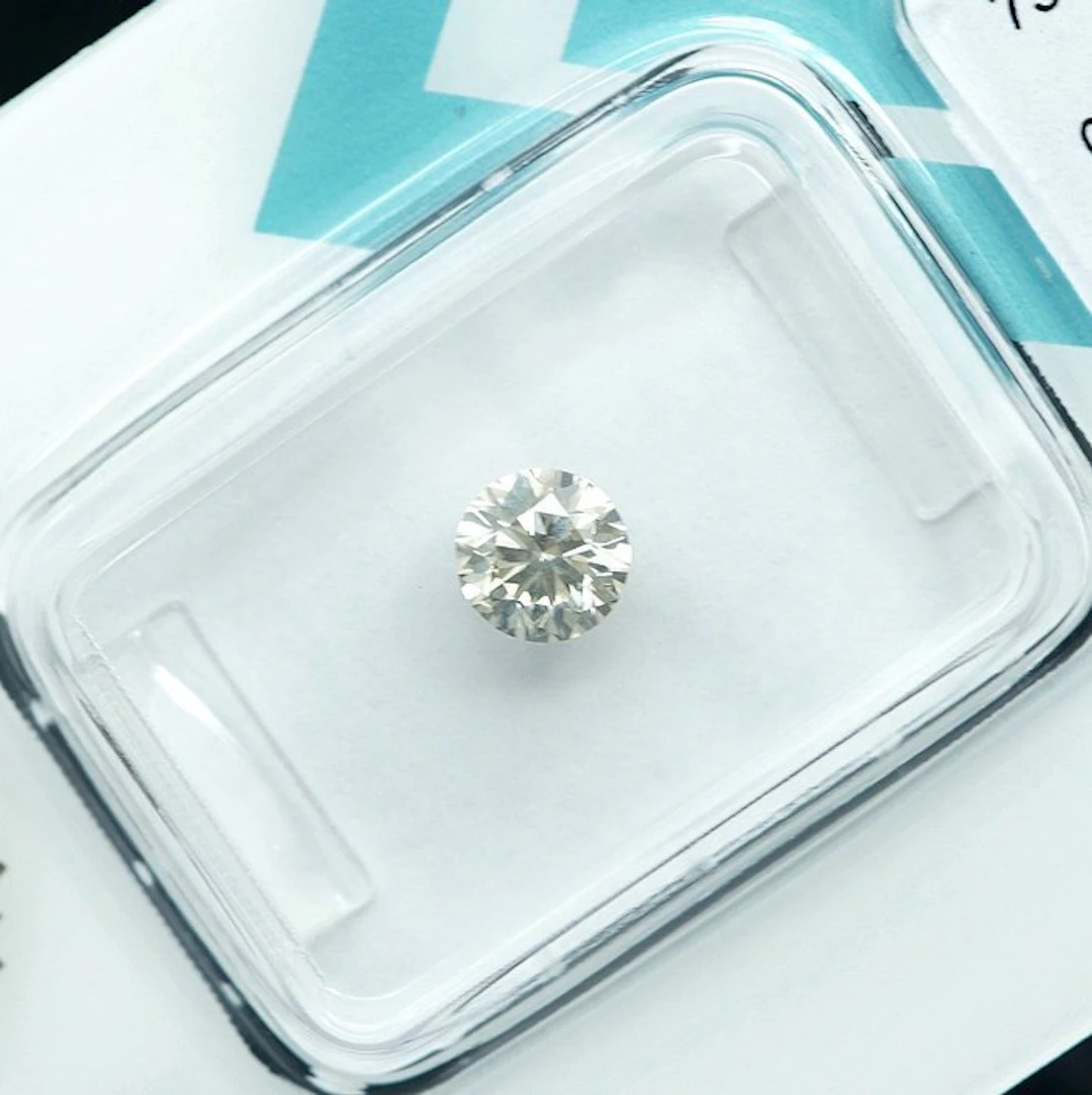 No reserve price - 1 pcs Diamond (Natural coloured)...