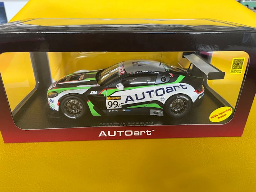 Autoart 1:18 - Model race car - Aston Martin Vantage V12 Bathurst 12 Hours 2015