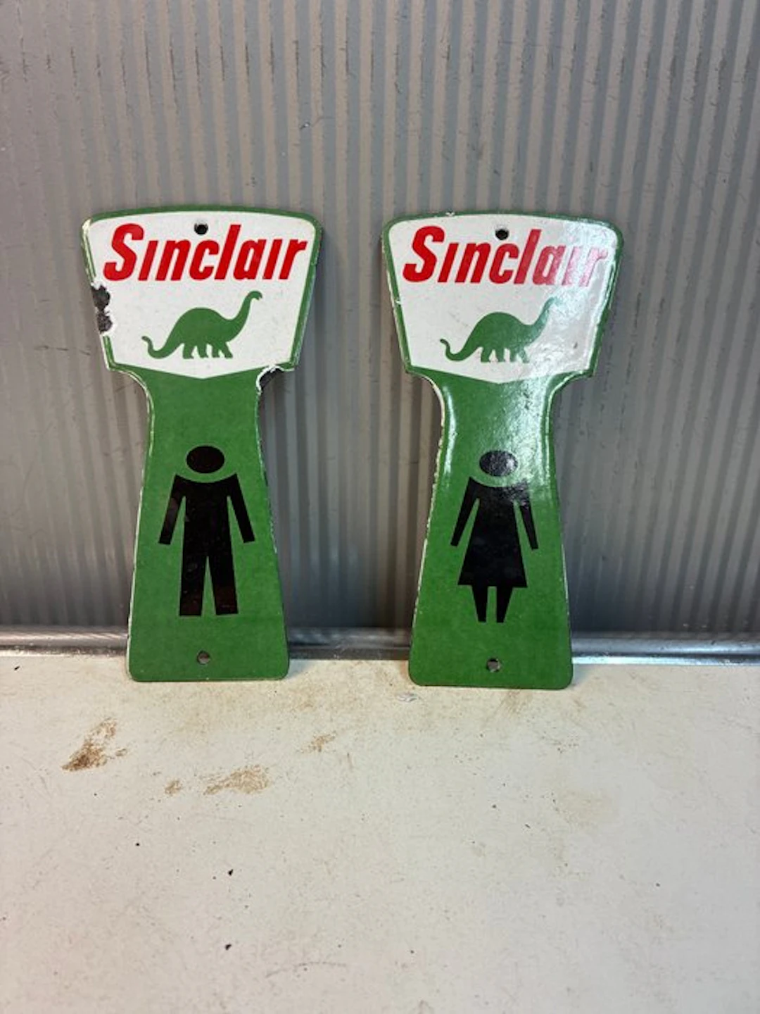 Sinclair – Original set of enameled directional signs...