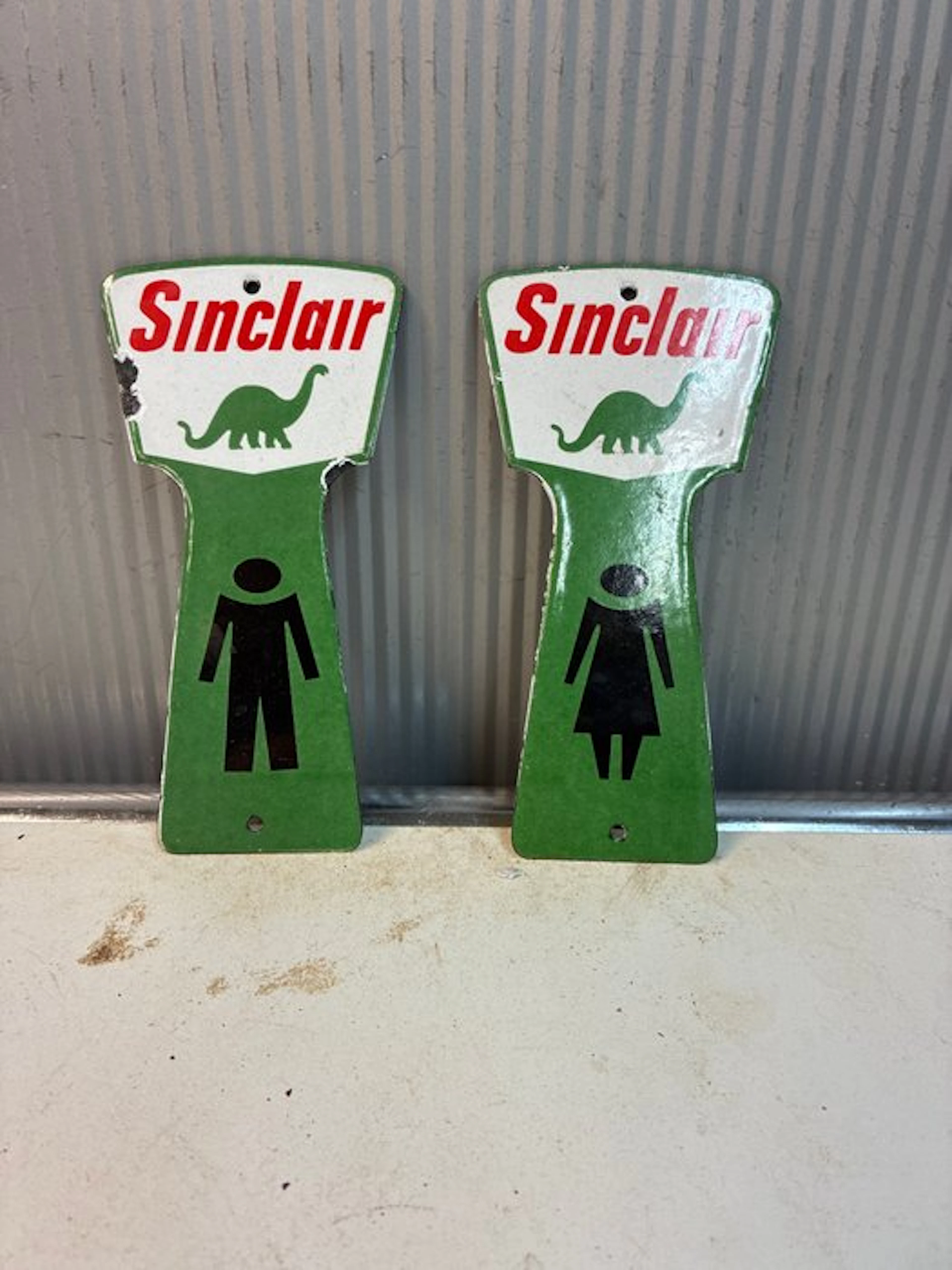 Sinclair – Original set of enameled directional signs...