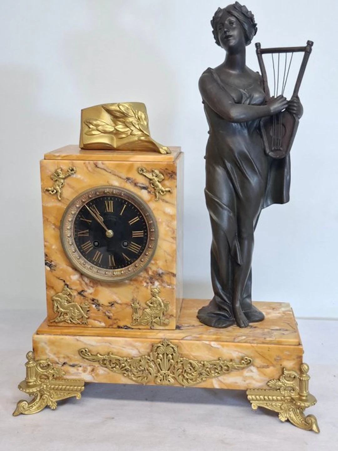 Figural mantel clock - Antique Marble, Brass - 1880-1920