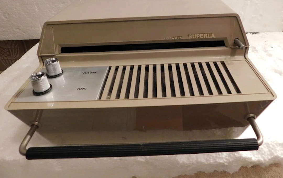 Superla - Personal Ultra-Compact Battery-Powered Mono Record player