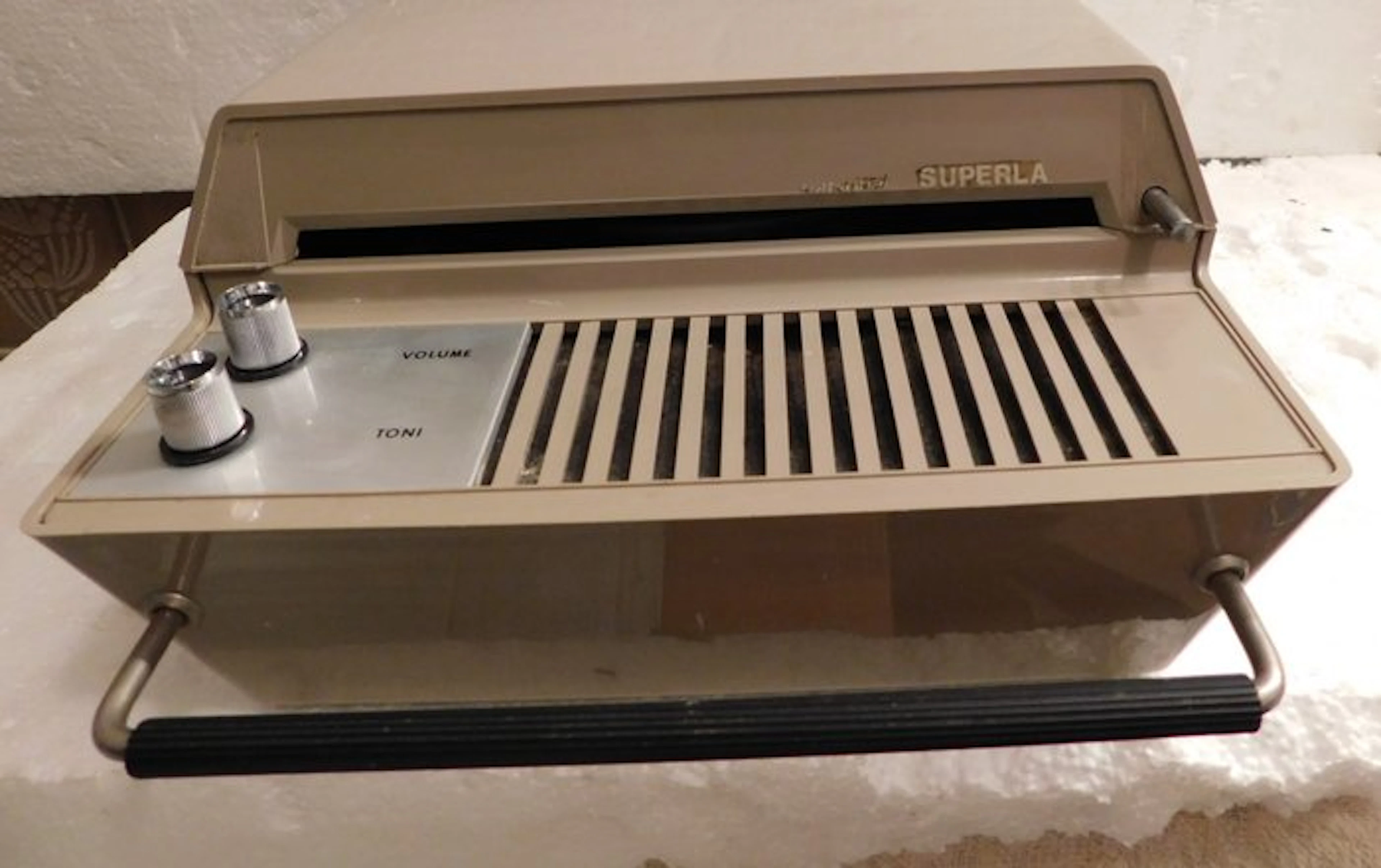 Superla - Personal Ultra-Compact Battery-Powered Mono Record player