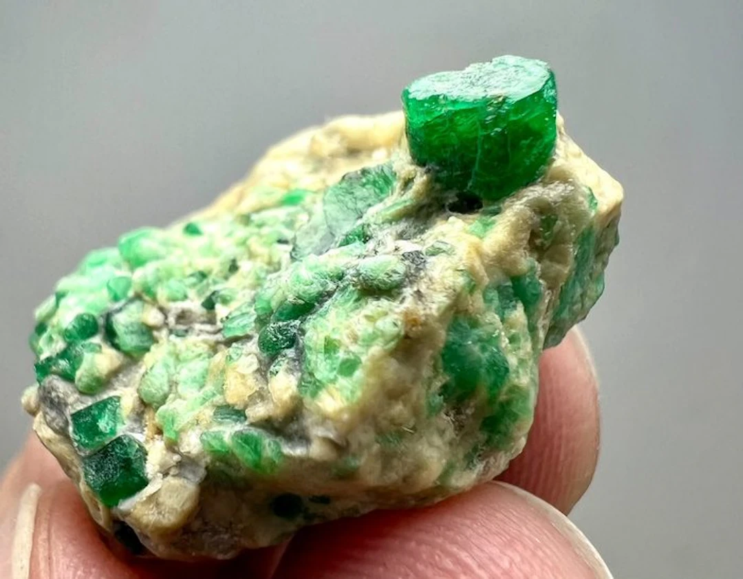 Emerald Crystals on matrix - Height: 28 mm - Width: 26 mm- 11.6 g - (1)