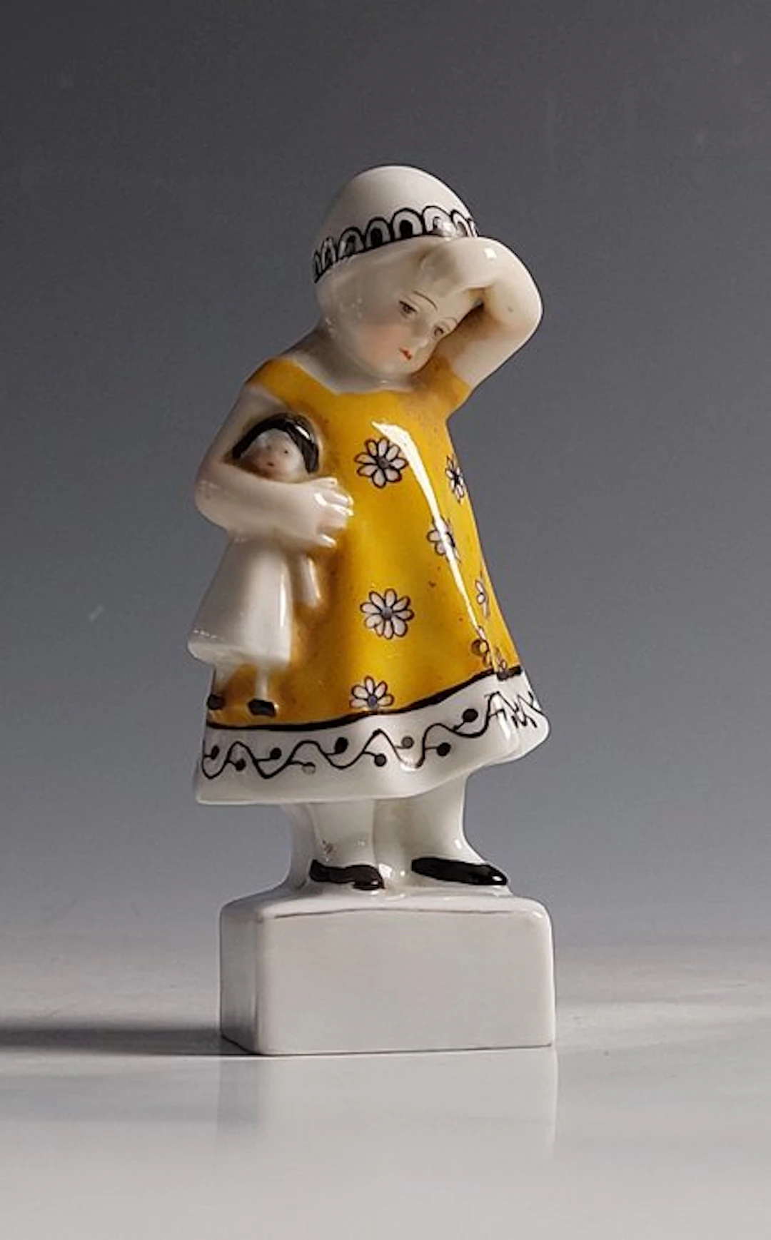 Goebel - Figure - Meisje met pop - Porcelain