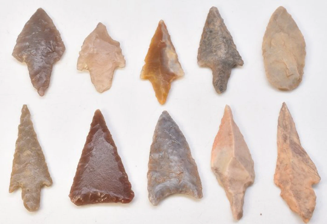Neolithic Jasper, Flint 10 arrowheads 2.5 cm to 4.1 cm (No reserve price)