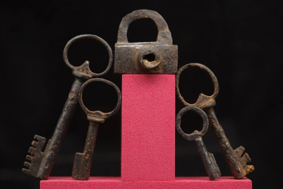 Post-medieval Large Iron Lock + 4 Keys - 14 cm (No reserve price)