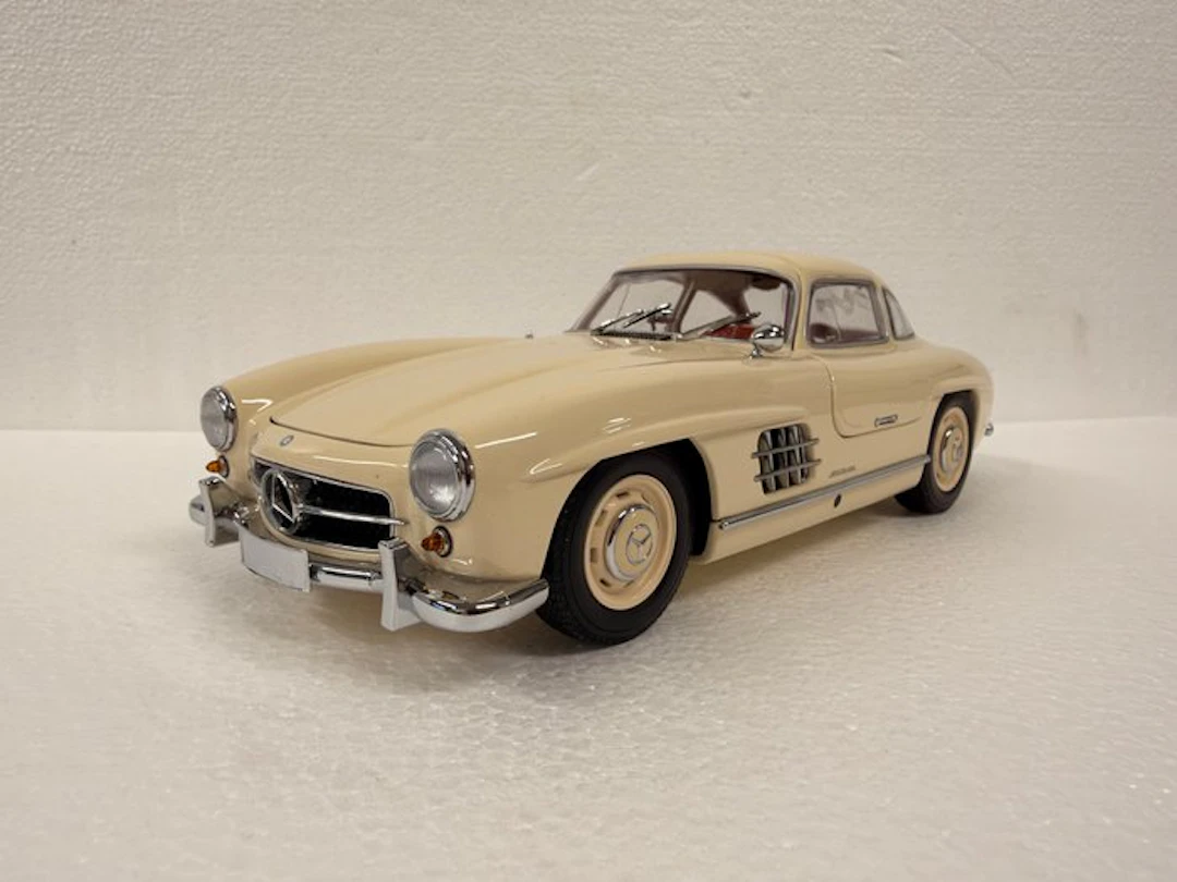 MiniChamps 1:18 - Model car - Mercedes-Benz 300 SL Gullwing - Cream