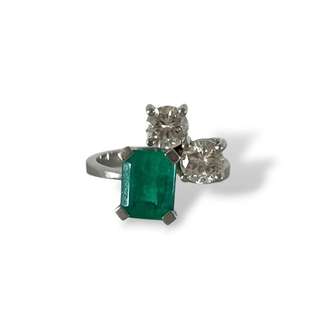 Ring - 18 kt. White gold - 3.30ct. tw. Emerald - Diamond